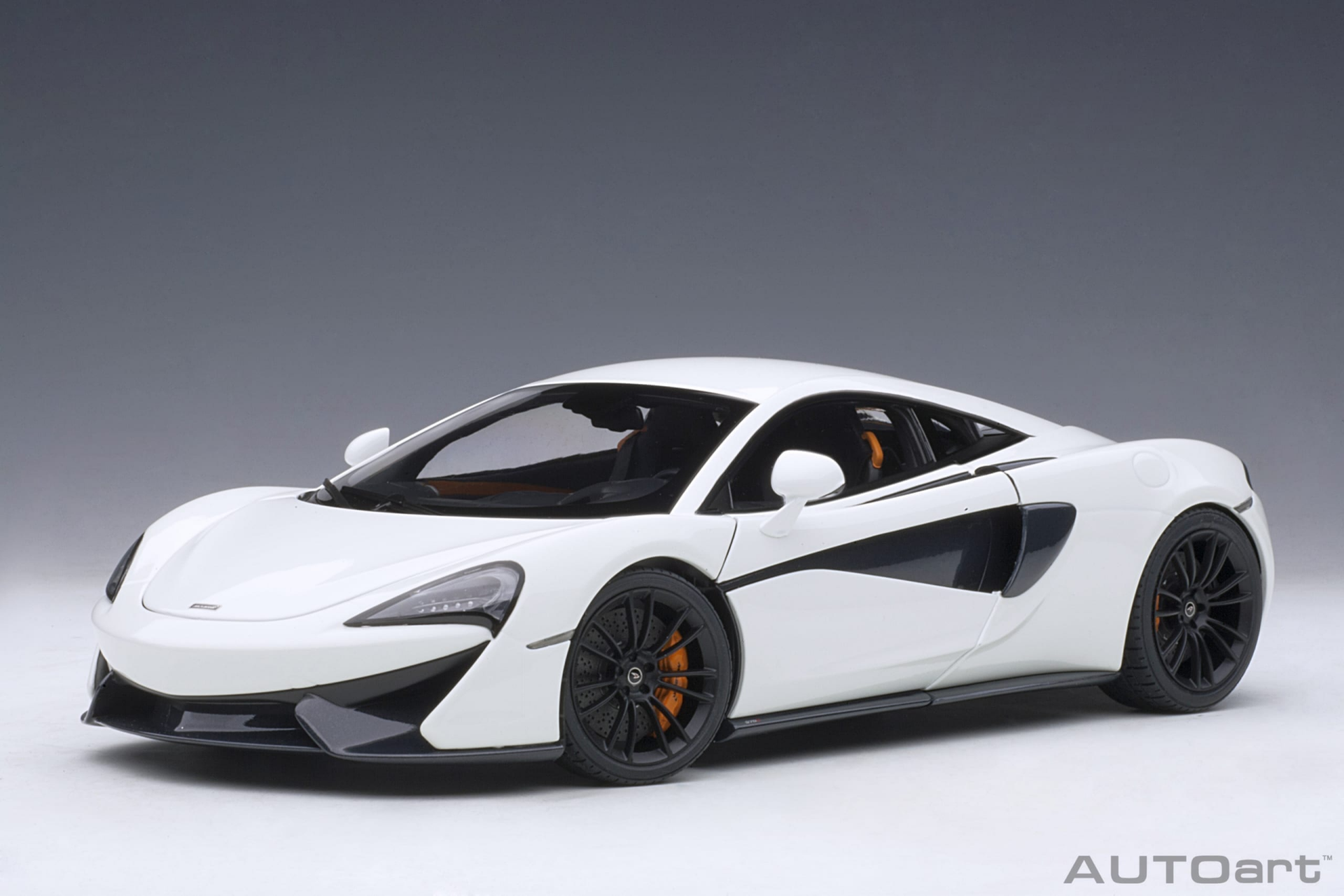 1/18 AUTOart McLaren 570S (White/ Black Wheels) - 76041
