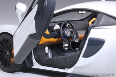 1/18 AUTOart McLaren 570S (White/ Black Wheels) - 76041