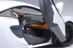 1/18 AUTOart McLaren 570S (White/ Black Wheels) - 76041