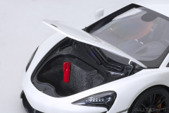 1/18 AUTOart McLaren 570S (White/ Black Wheels) - 76041