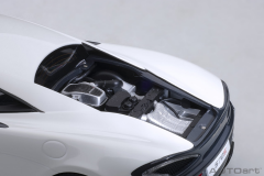 1/18 AUTOart McLaren 570S (White/ Black Wheels) - 76041