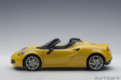 1/18 AUTOART Alfa Romeo 4C Spider (Giallo Prototipo) - 70143