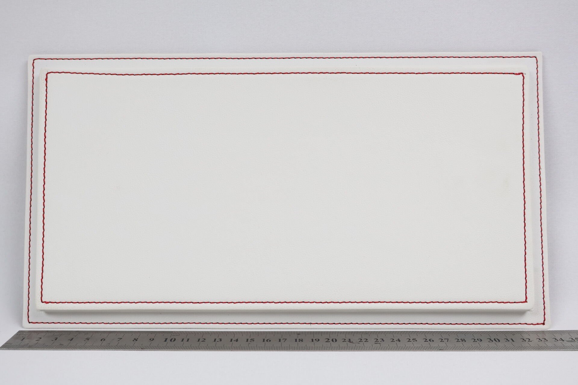 LYRD BOX - 1:18 ÖLÇEK - White & Crimson Edge  SERGİLEME STANDI - (KIRMIZI DİKİŞ) LY183