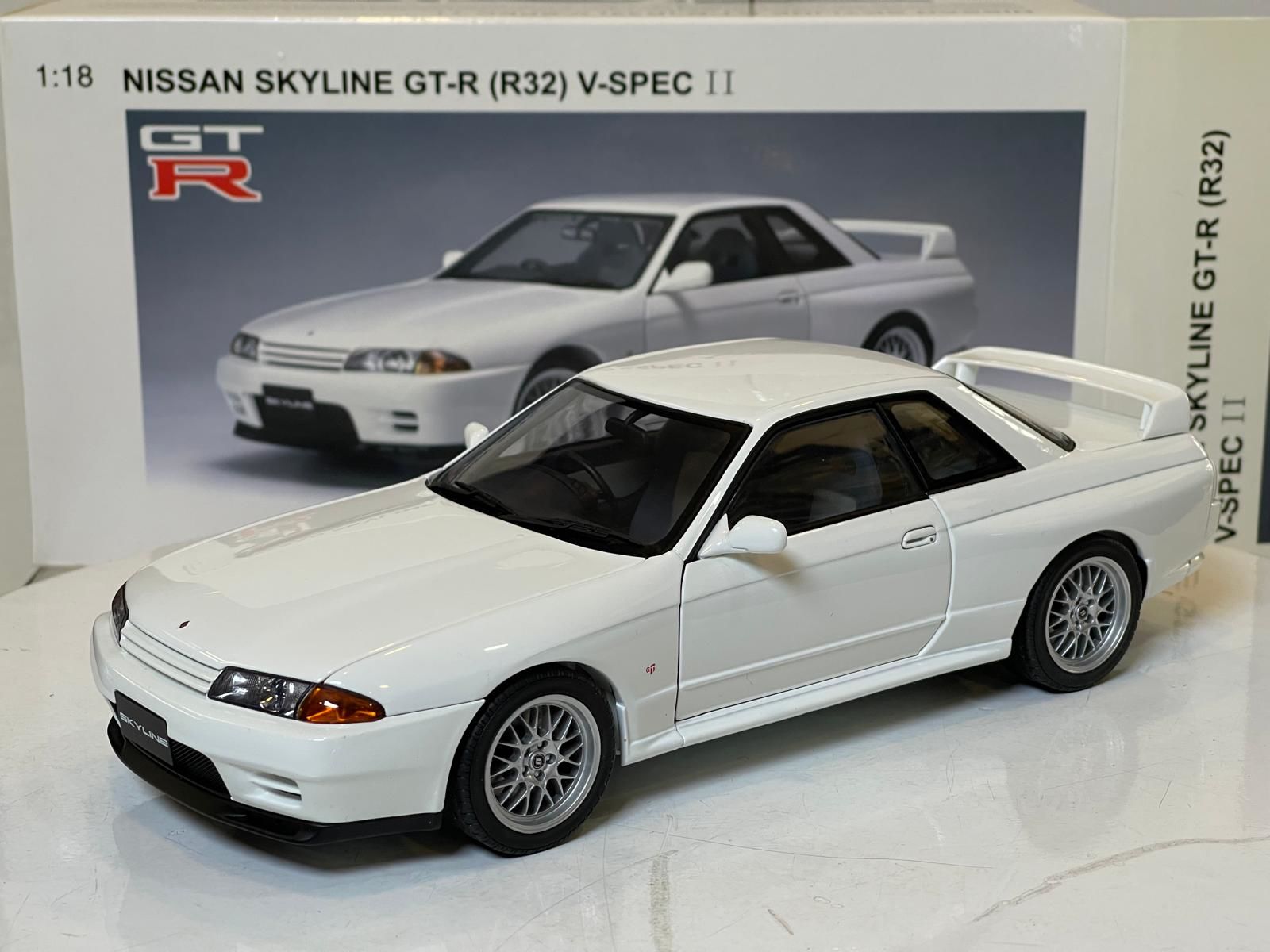 AUTOART - NİSSAN SKYLİNE GT-R (R32) V-SPEC II CRYSTAL WHITE