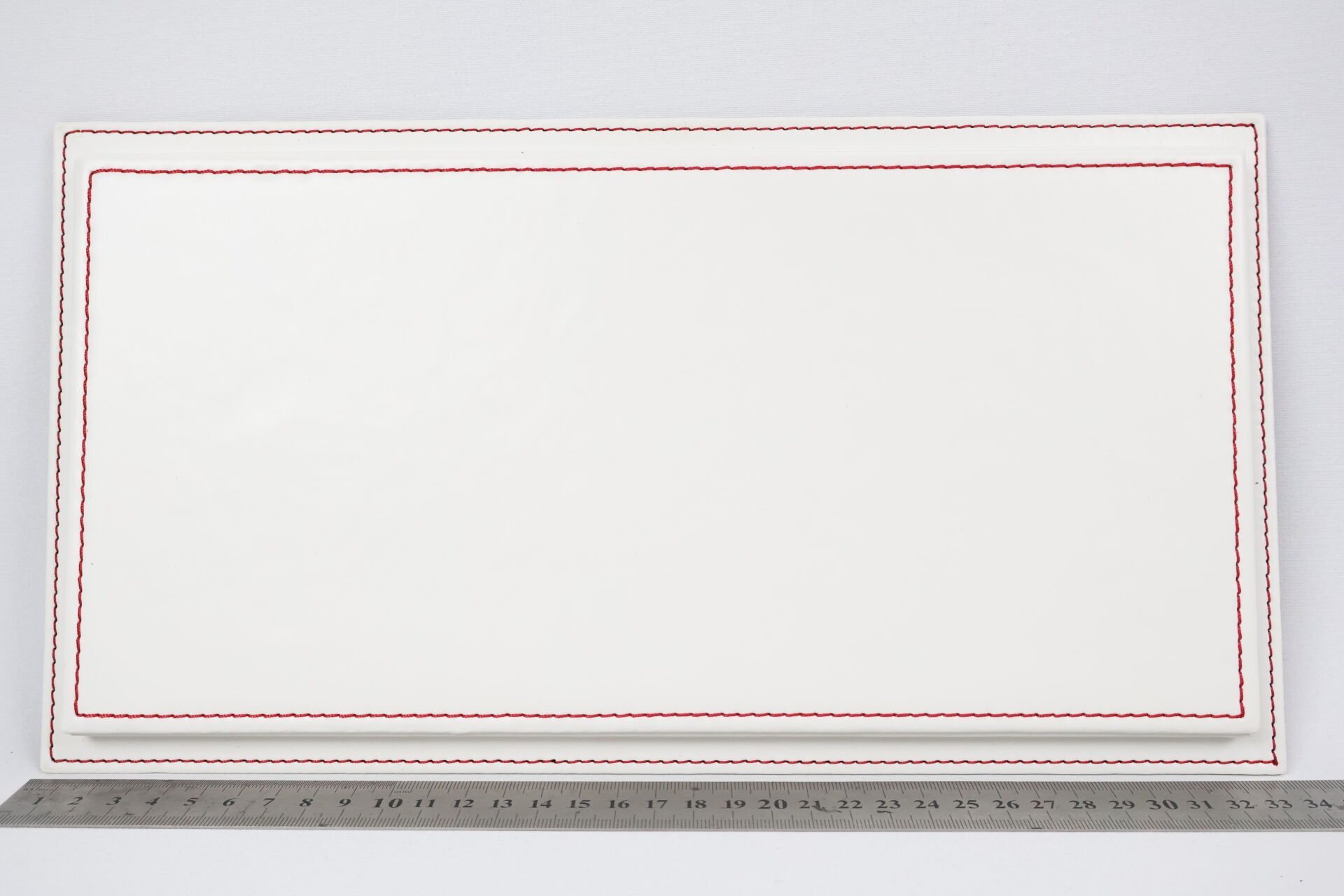 LYRD BOX - 1:18 ÖLÇEK - Arctic White  SERGİLEME STANDI - (KIRMIZI DİKİŞ) LY190