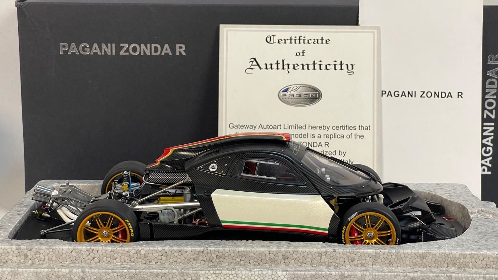 1/18 AUTOART - PAGANI - ZONDA R 2009 - WITH ITALIAN BAND - 78262