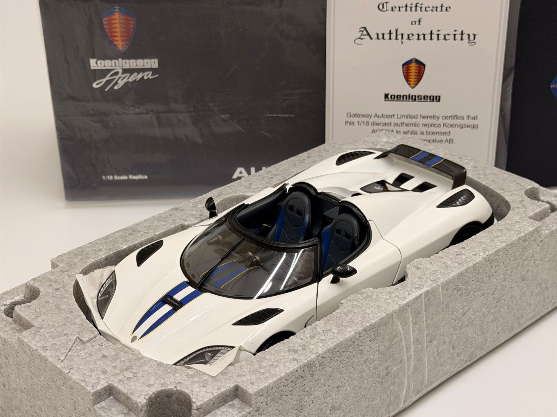 1/18 AUTOART  KOENIGSEGG - AGERA SPIDER 2011 - Blue/White - 79008