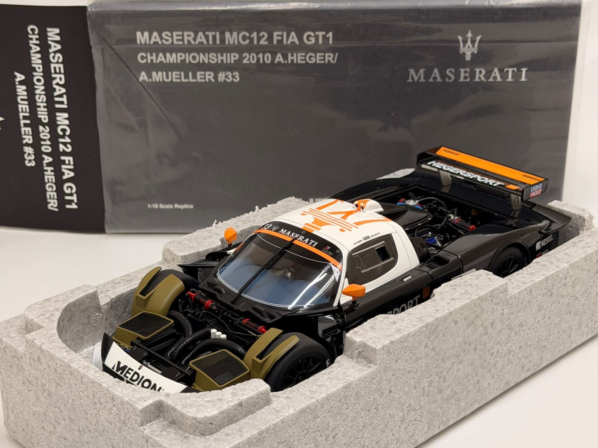 1/18 AUTOART - MASERATI - MC12 TEAM HEGERSPORT N 33 FIA GT1 SEASON 2010 A.HEGER - A.MULLER - 81036