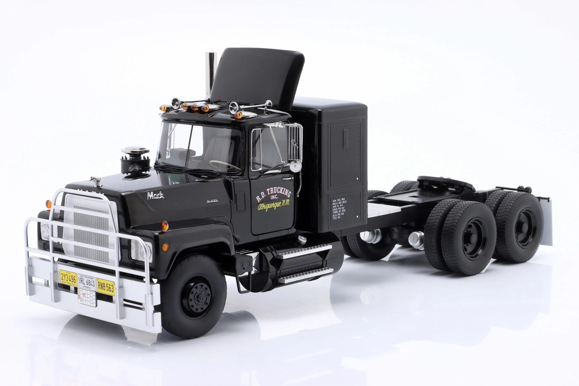 1/18 ROAD-KINGS - MACK - RL700L TRACTOR TRUCK 3-ASSI 1974