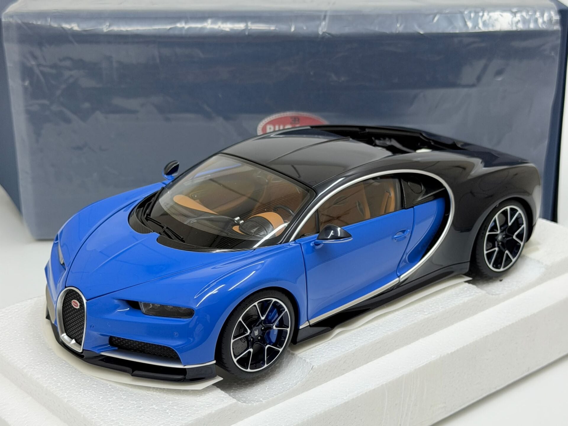 1/18 AUTOART Bugatti Chiron (French Racing Blue/Atlantic Blue) - 70993