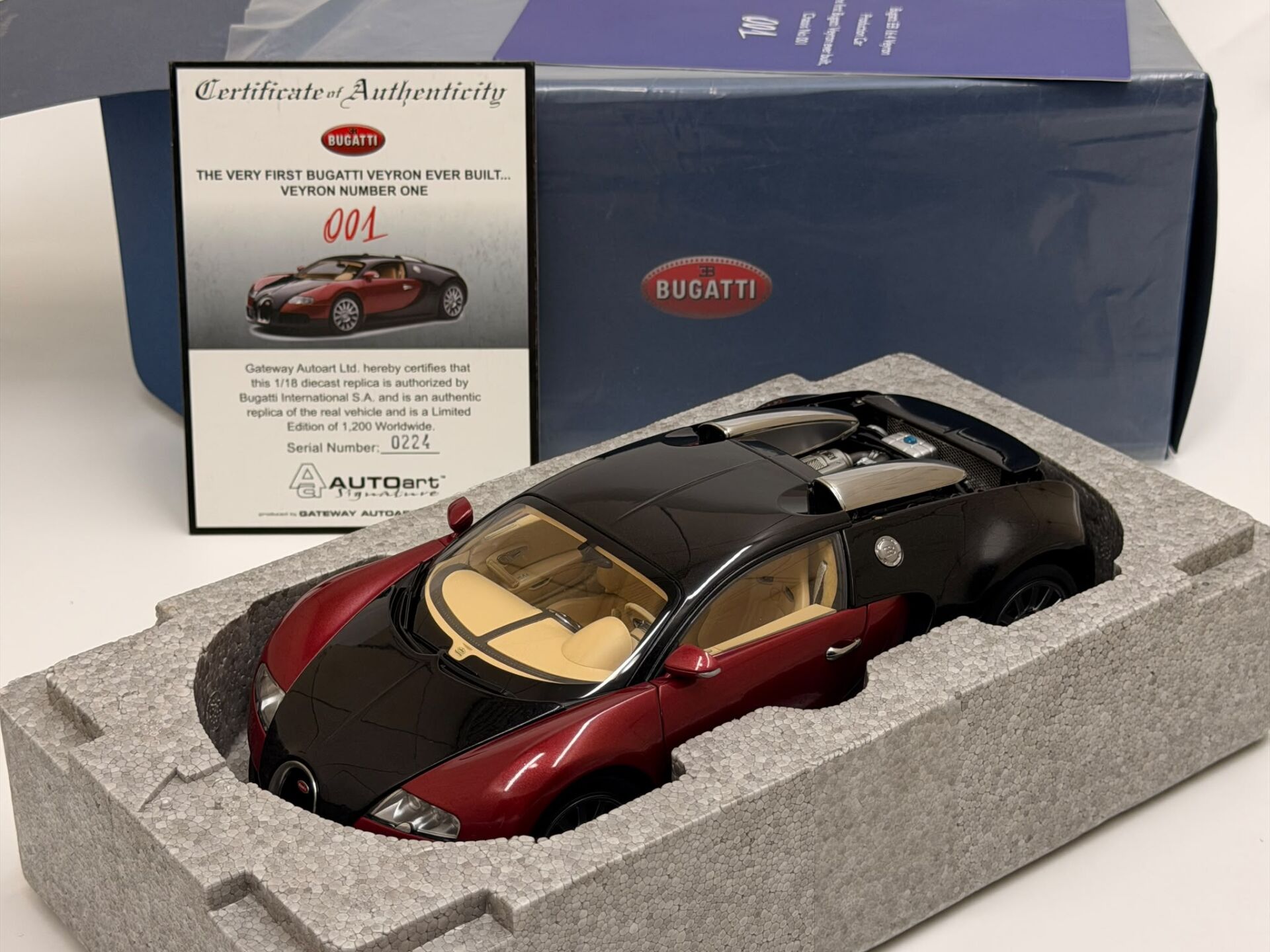 1/18 AUTOART Bugatti Veyron (Red/Black) #001 - 70909