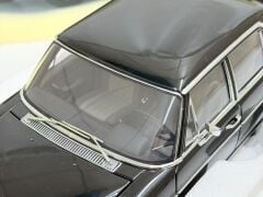 1/18 AUTOART MERCEDES BENZ 220D/8 LIMOUSINE 1969 - 76181