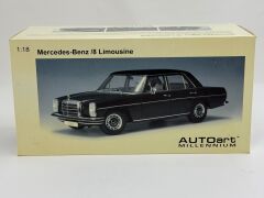 1/18 AUTOART MERCEDES BENZ 220D/8 LIMOUSINE 1969 - 76181
