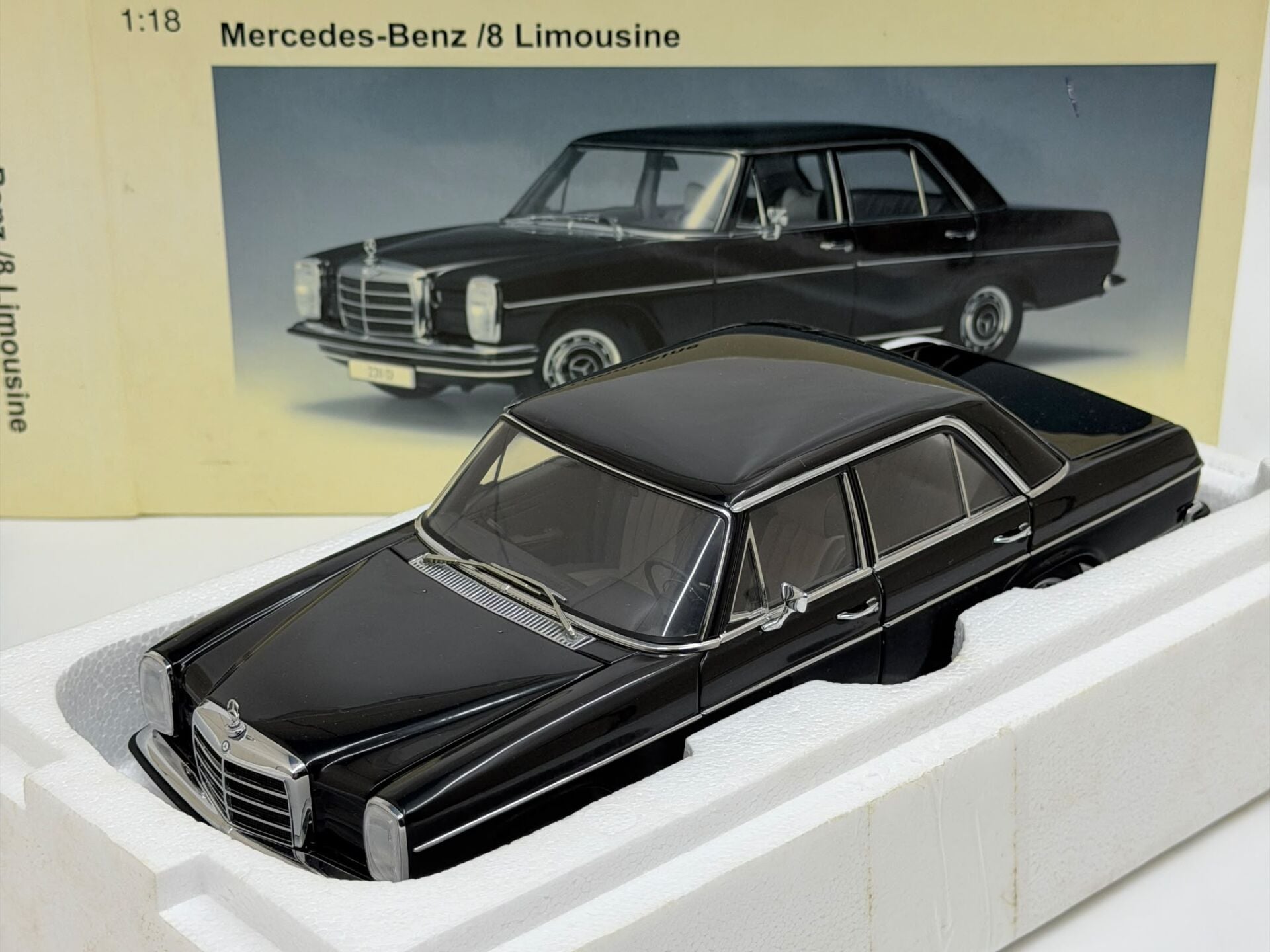 1/18 AUTOART MERCEDES BENZ 220D/8 LIMOUSINE 1969 - 76181