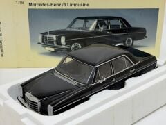 1/18 AUTOART MERCEDES BENZ 220D/8 LIMOUSINE 1969 - 76181