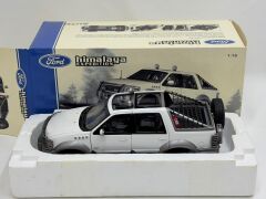 1/18 AUTOART Ford Expedition Himalaya - 72781