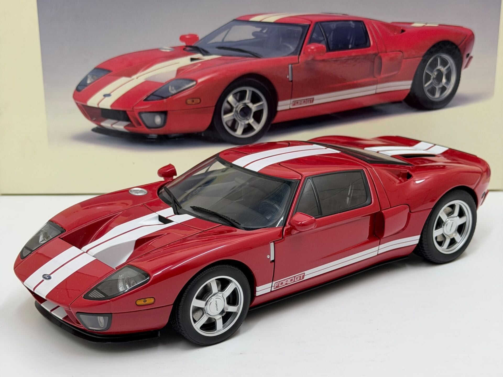 1/18 AUTOART FORD GT RED/WHITE STRIPES - 73021