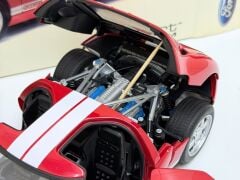1/18 AUTOART FORD GT RED/WHITE STRIPES - 73021