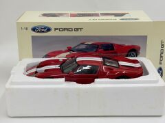 1/18 AUTOART FORD GT RED/WHITE STRIPES - 73021