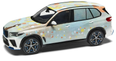 1/18 SPARK-MODEL - BMW - iX5 HYDROGEN (G05) 2025 - ART CAR BY ALVARO BARRINGTON - CON VETRINA - WITH SHOWCASE