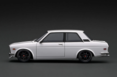 1/18 Ignition Model Datsun Bluebird (510) White With Mr.Yokoyama - IG3303