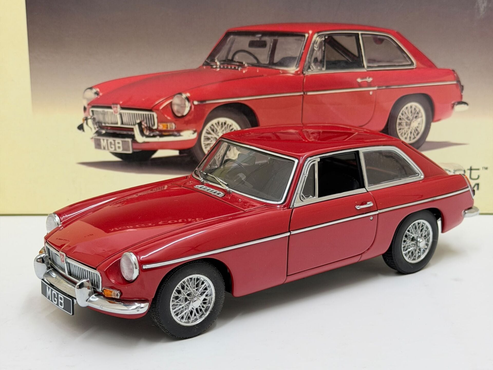 1/18 AutoArt MGB GT Coupe MK II 69 - 76601