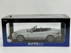 1/18 AUTOart Jaguar XK Cabriolet 2006 Liquid silver metallic - 73636