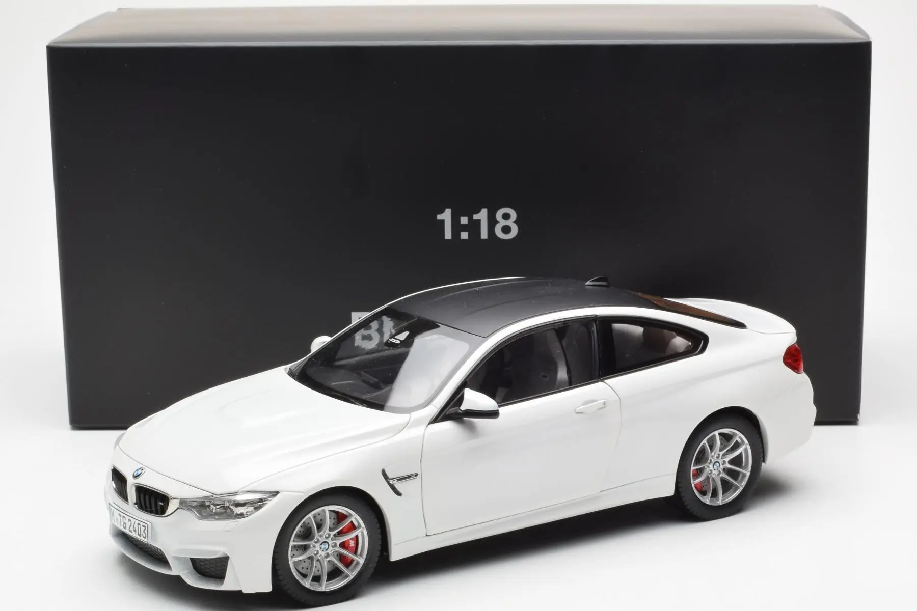 1/18  Paragon BMW M4 F82 Coupe Frozen Brilliant White - PA-97101