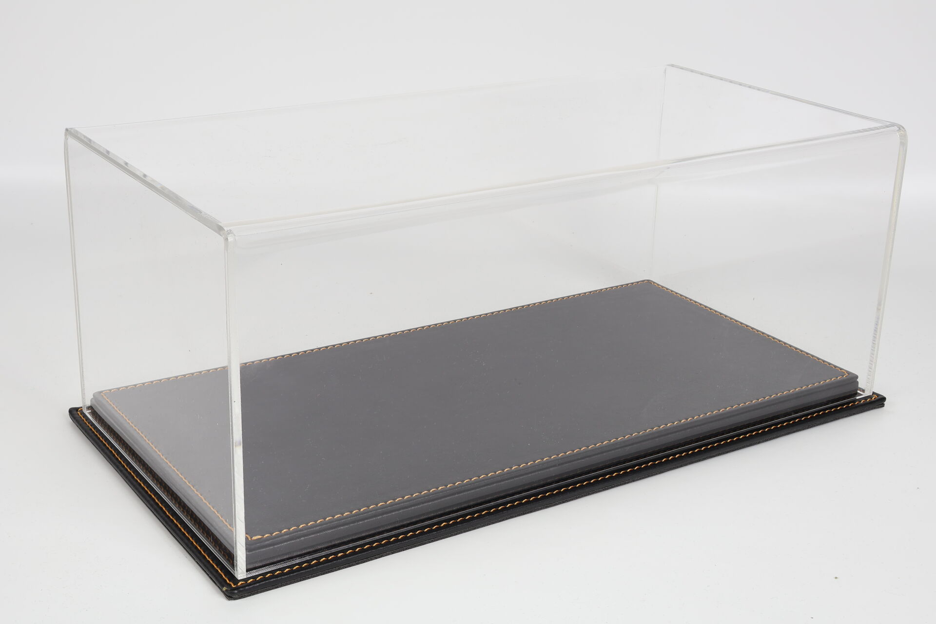 LYRD BOX 1:18 ÖLÇEK ONYX COGNAC SERGİLEME STANDI – (COGNAC DİKİŞ) LY121