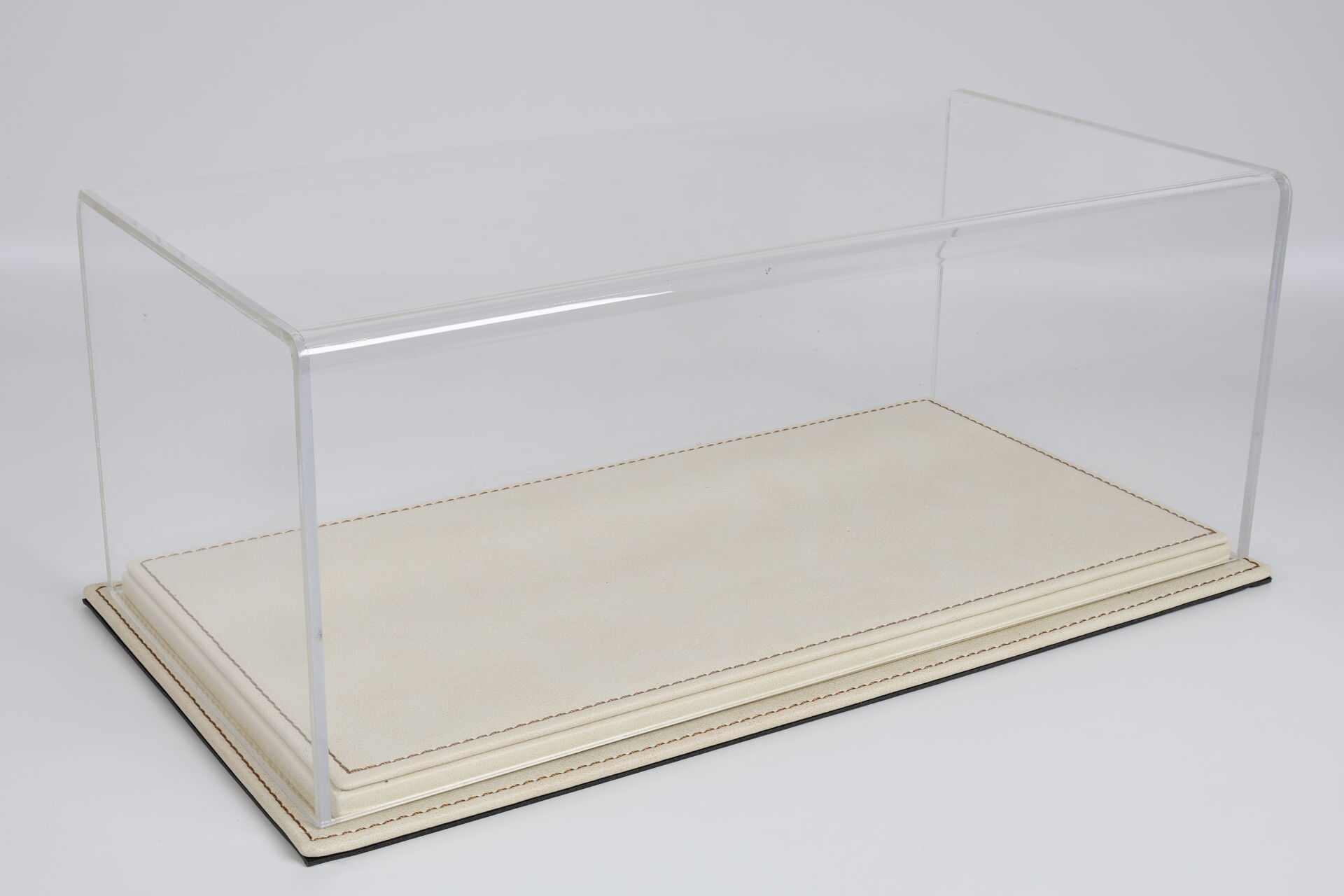 LYRD BOX 1:18 ÖLÇEK IVORY CREAM SERGİLEME STANDI – (COGNAC DİKİŞ) LY130