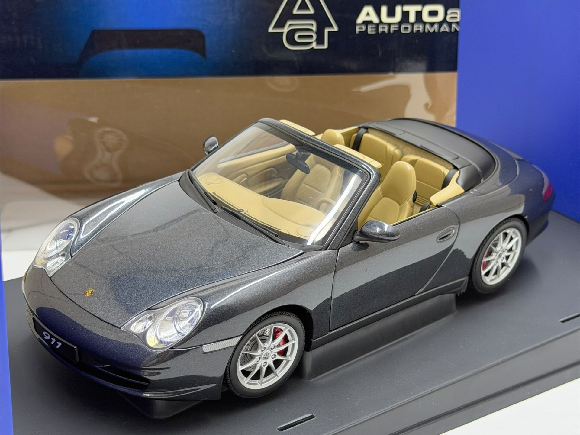 1/18 AUTOart Porsche 911 Carrera Cabriolet 996.2 - 77856