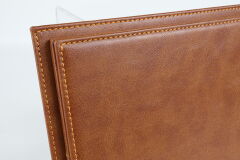 LYRD BOX 1:18 ÖLÇEK SADDLE TAN SERGİLEME STANDI – (COGNAC DİKİŞ) LY134