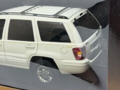1/18 AUTOart Jeep Grand Cherokee Gloss White - 74011