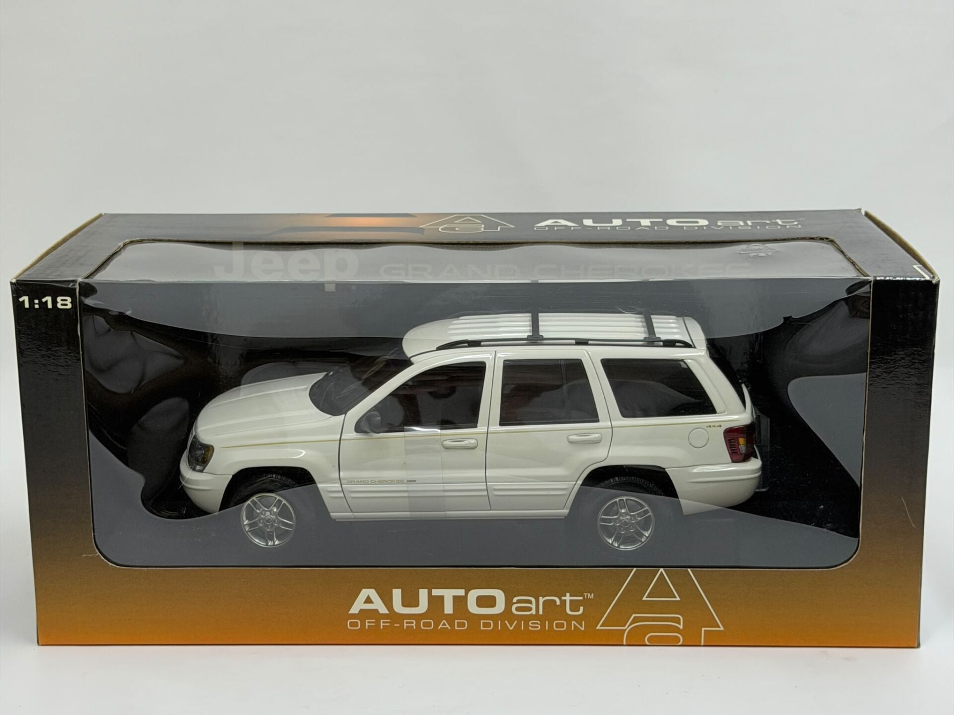 1/18 AUTOart Jeep Grand Cherokee Gloss White - 74011