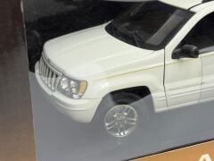 1/18 AUTOart Jeep Grand Cherokee Gloss White - 74011