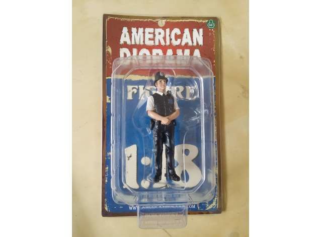 1/18 uk police men figure. great diorama item to add to all your 1/18 english police cars.