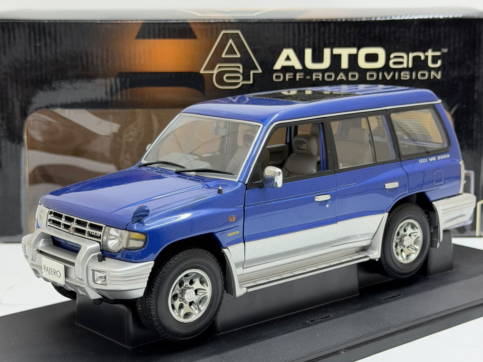1/18 AUTOART Mitsubishi Pajero LWB GDI V6 3500 - 77103