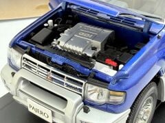 1/18 AUTOART Mitsubishi Pajero LWB GDI V6 3500 - 77103