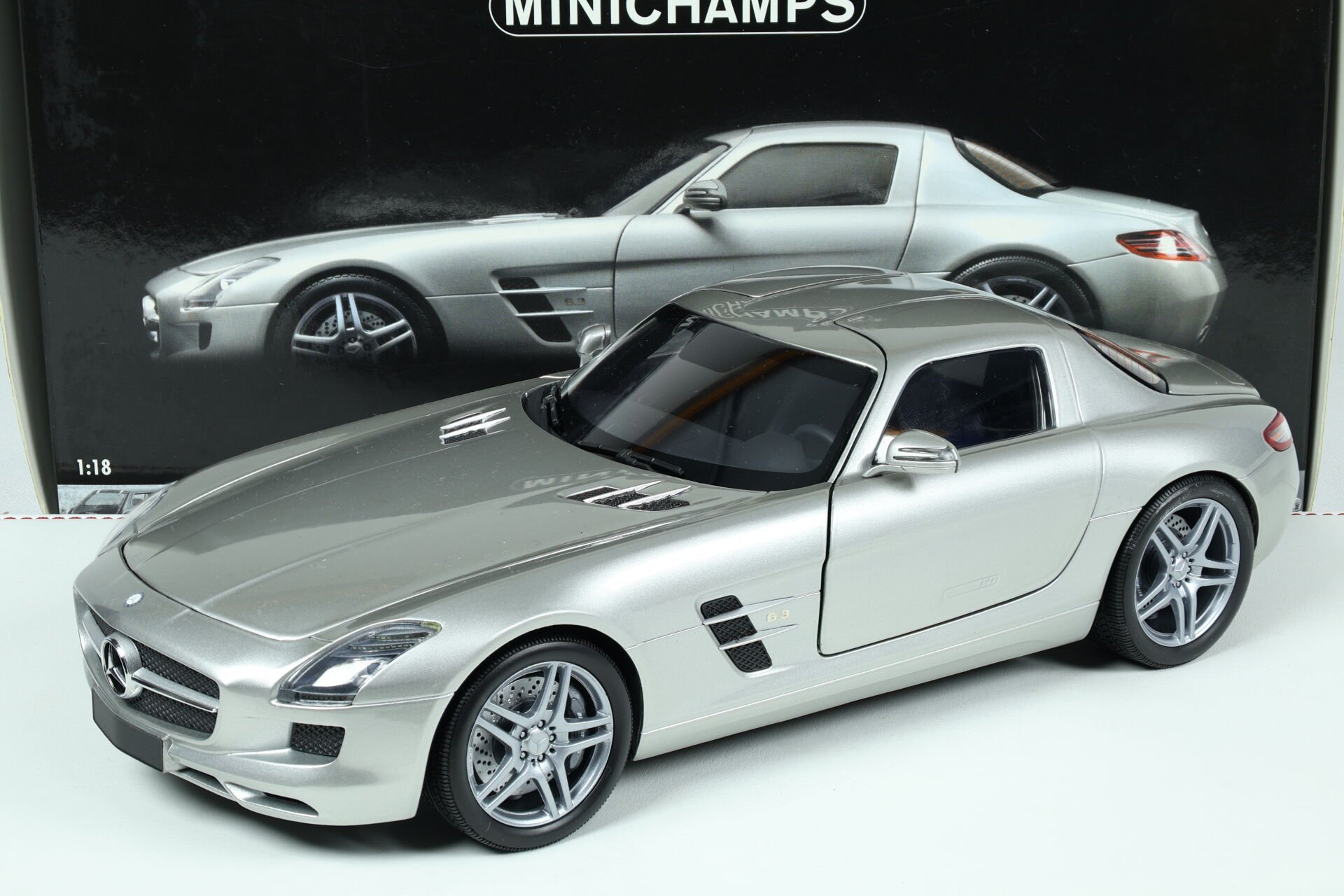 1/18 MINICHAMPS - MERCEDES BENZ - SLS COUPE 6.3 AMG (C197) 2010
