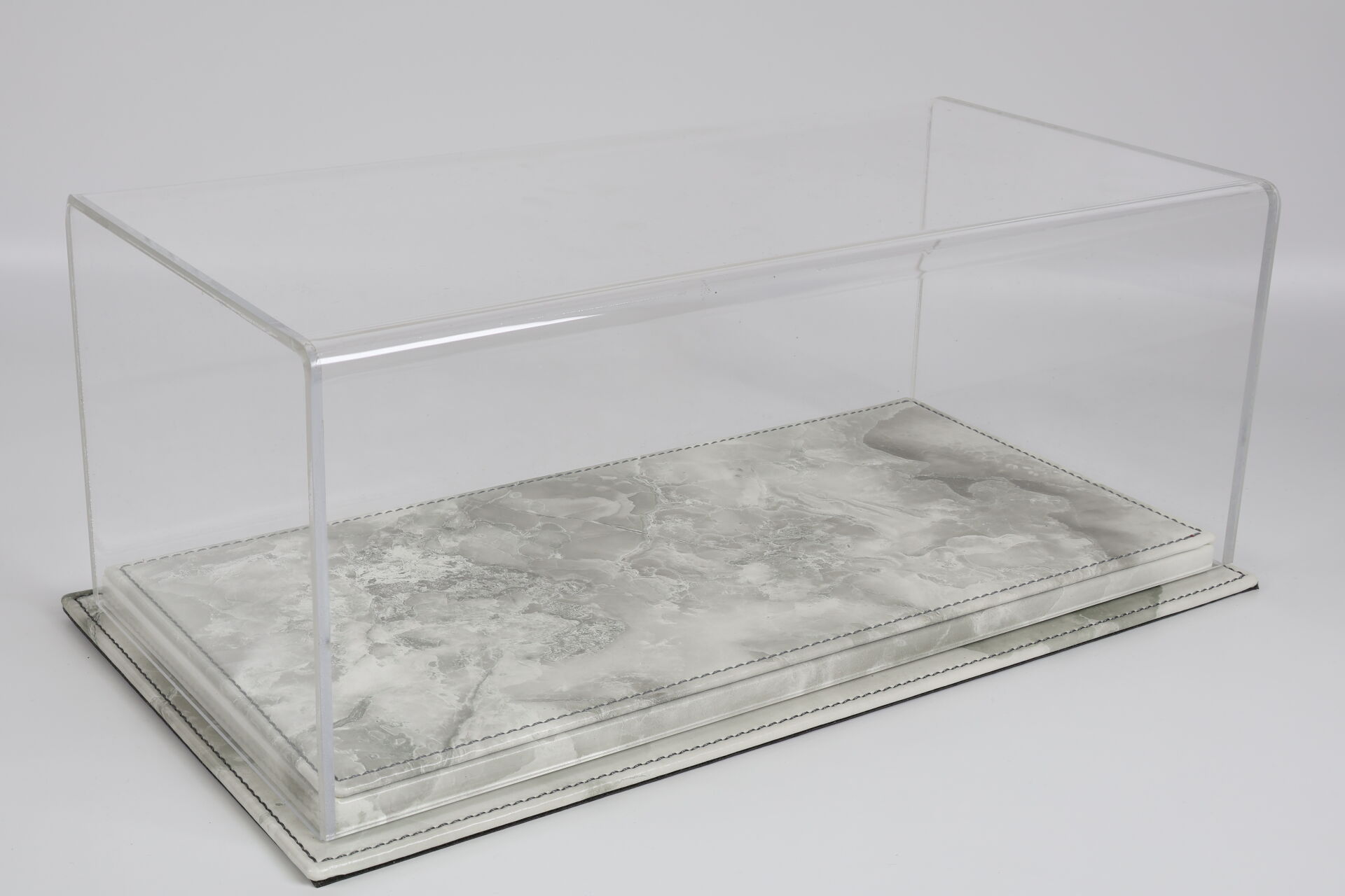 LYRD BOX 1:18 ÖLÇEK WHITE ONYX MARBLE SERGİLEME STANDI – LY160