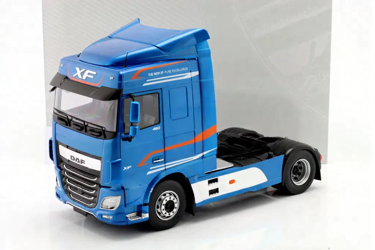 1/18 Premium ClassiXXs DAF XF Space Cab Blue - PCL30221