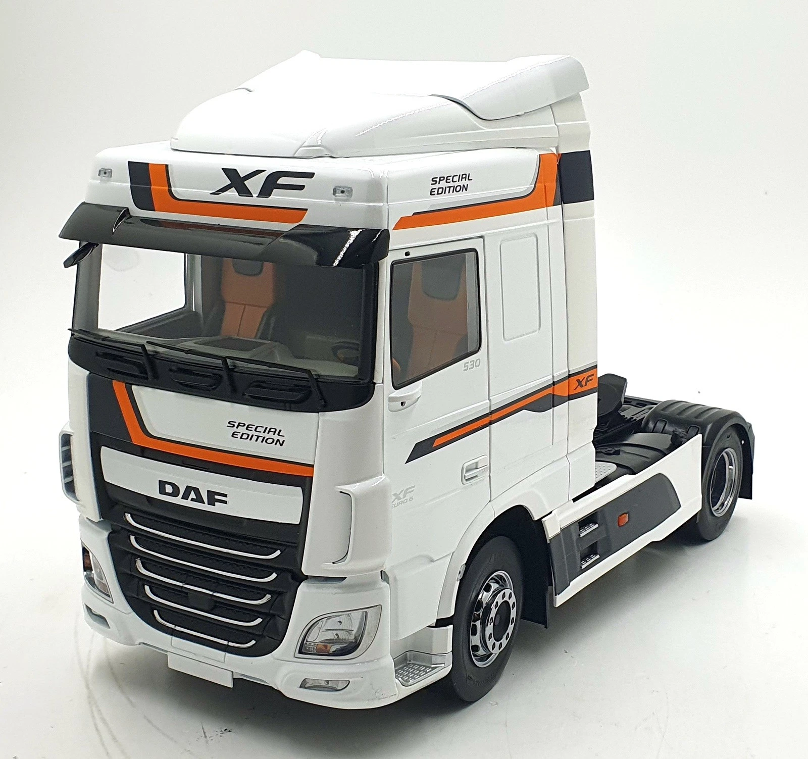 1/18 Premium ClassiXXs DAF XF Space Cab - PCL30214