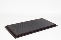 LYRD BOX 1:18 ÖLÇEK CARBON BLACK RED STITCH SERGİLEME STANDI – LY169