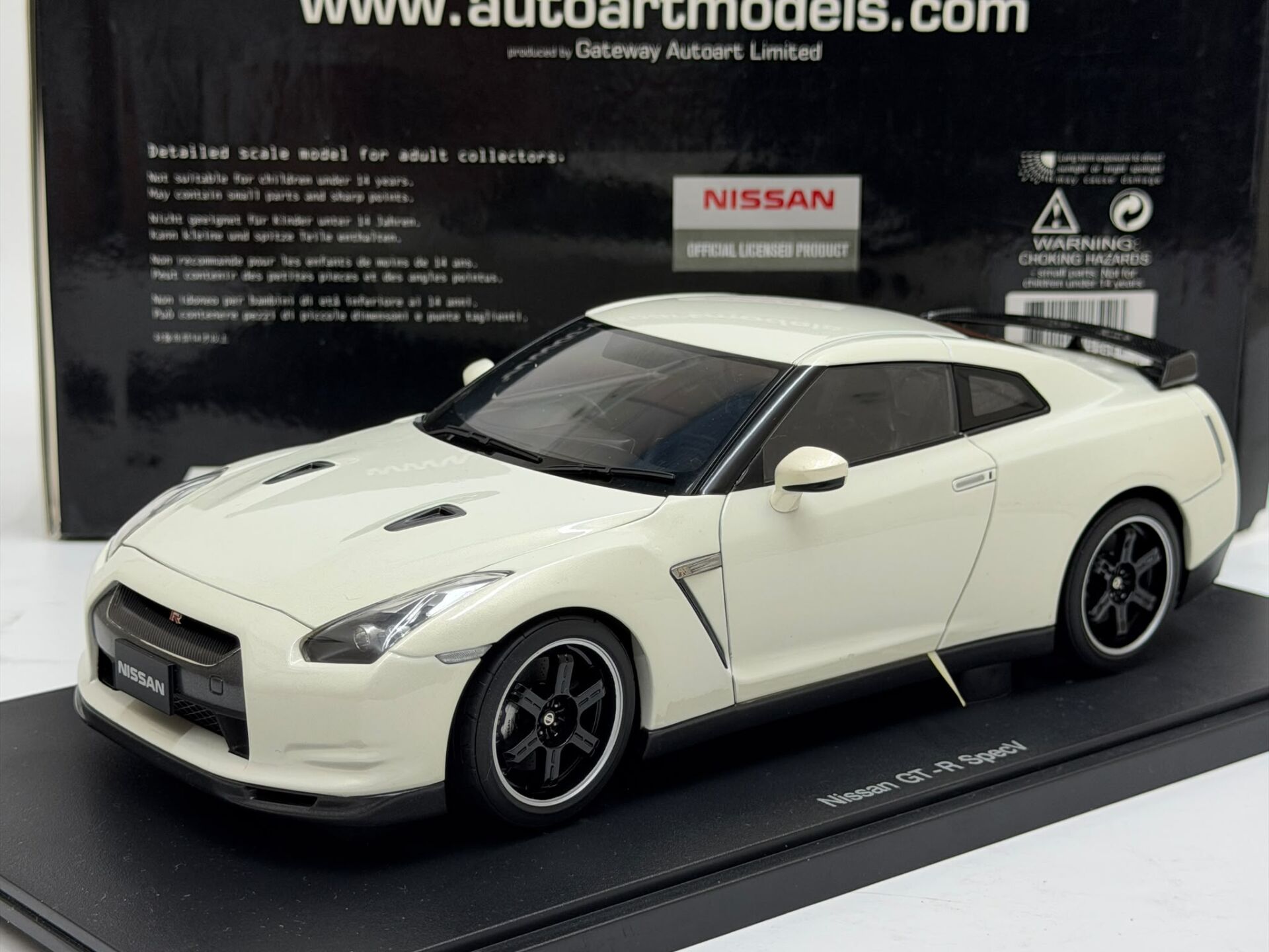 1/18 AUTOART Nissan Skyline GT-R R35 Spec V - Brilliant White - 77399