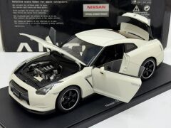1/18 AUTOART Nissan Skyline GT-R R35 Spec V - Brilliant White - 77399