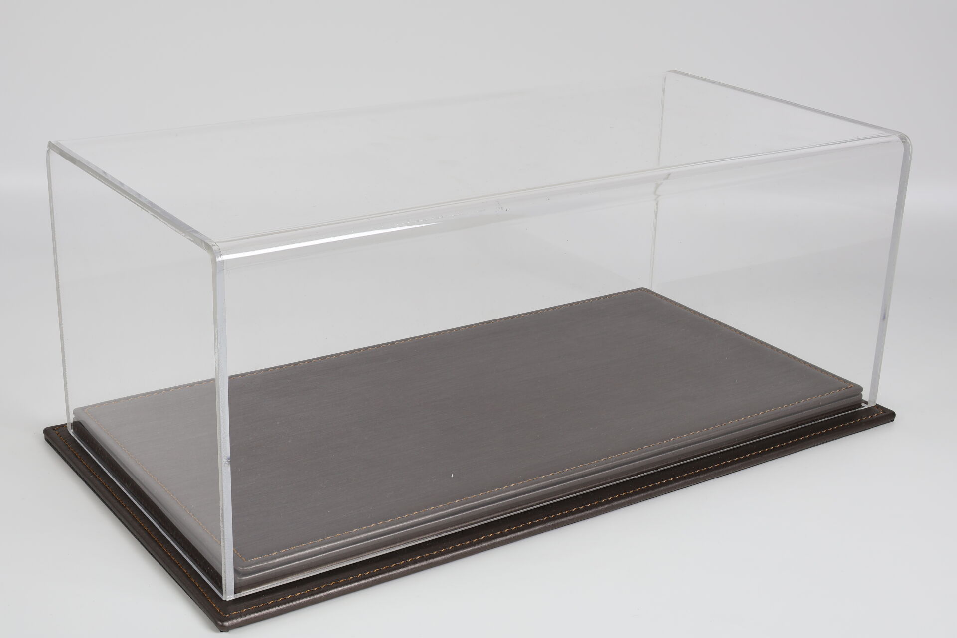 LYRD BOX 1:18 ÖLÇEK TITANIUM BRUSHED SERGİLEME STANDI – LY177
