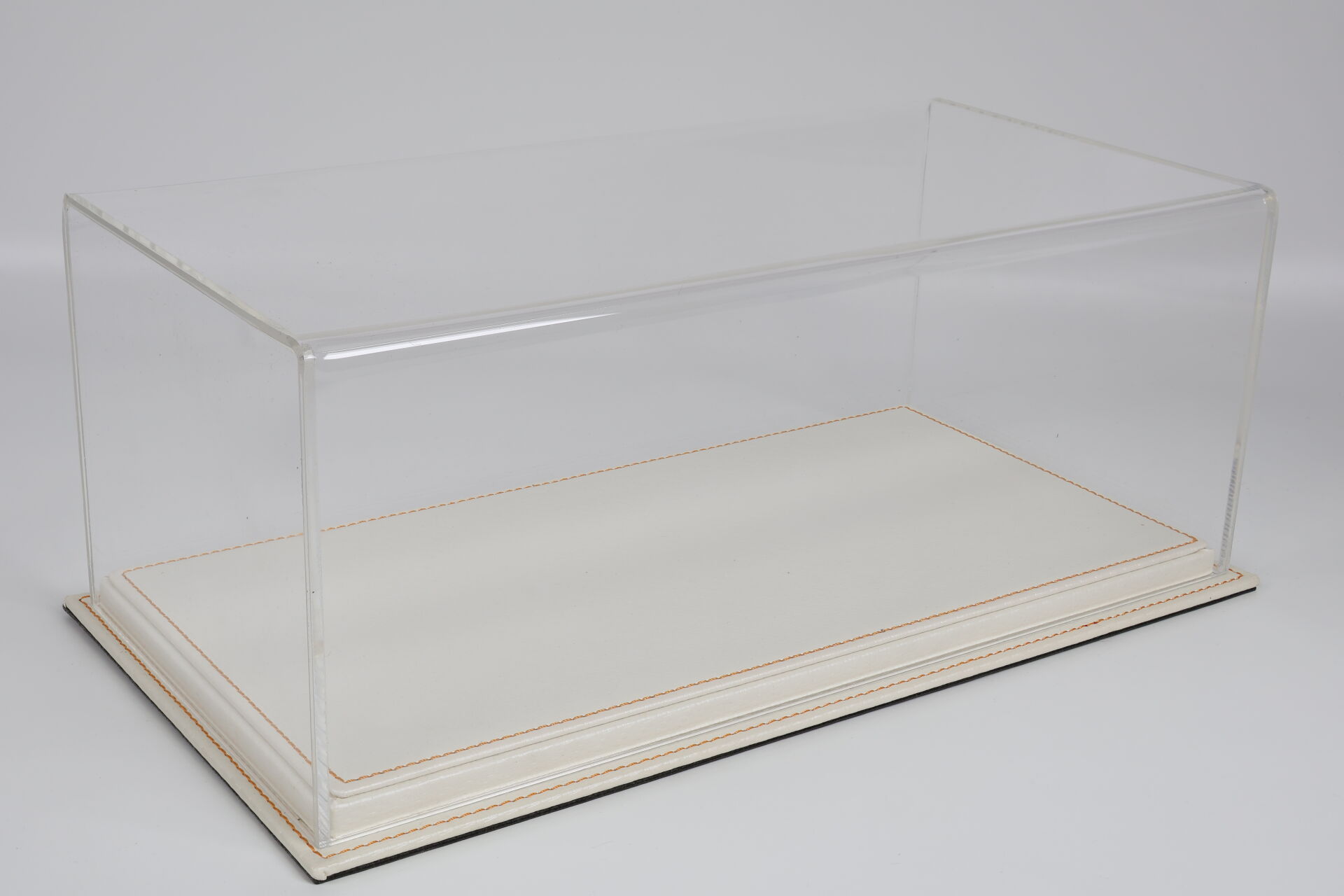 LYRD BOX 1:18 ÖLÇEK PEARL WHITE CARBON SERGİLEME STANDI – LY180
