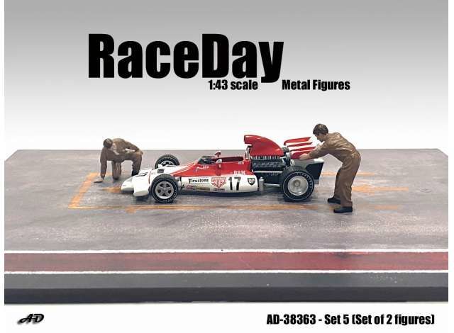 1/43 race day set #5, set of 2 figure's