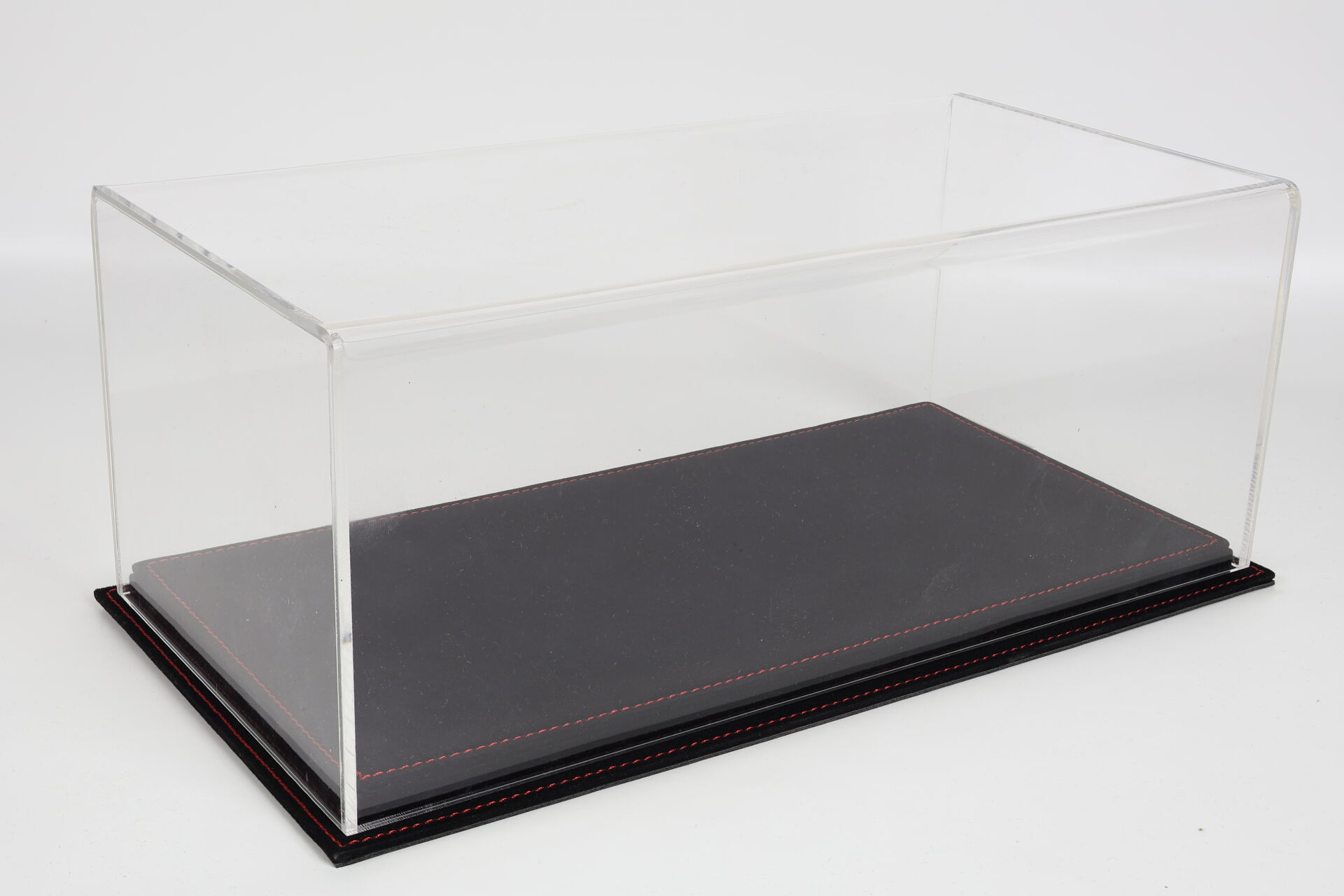 LYRD BOX 1:18 ÖLÇEK BLACK SUEDE RED STITCH SERGİLEME STANDI – LY196