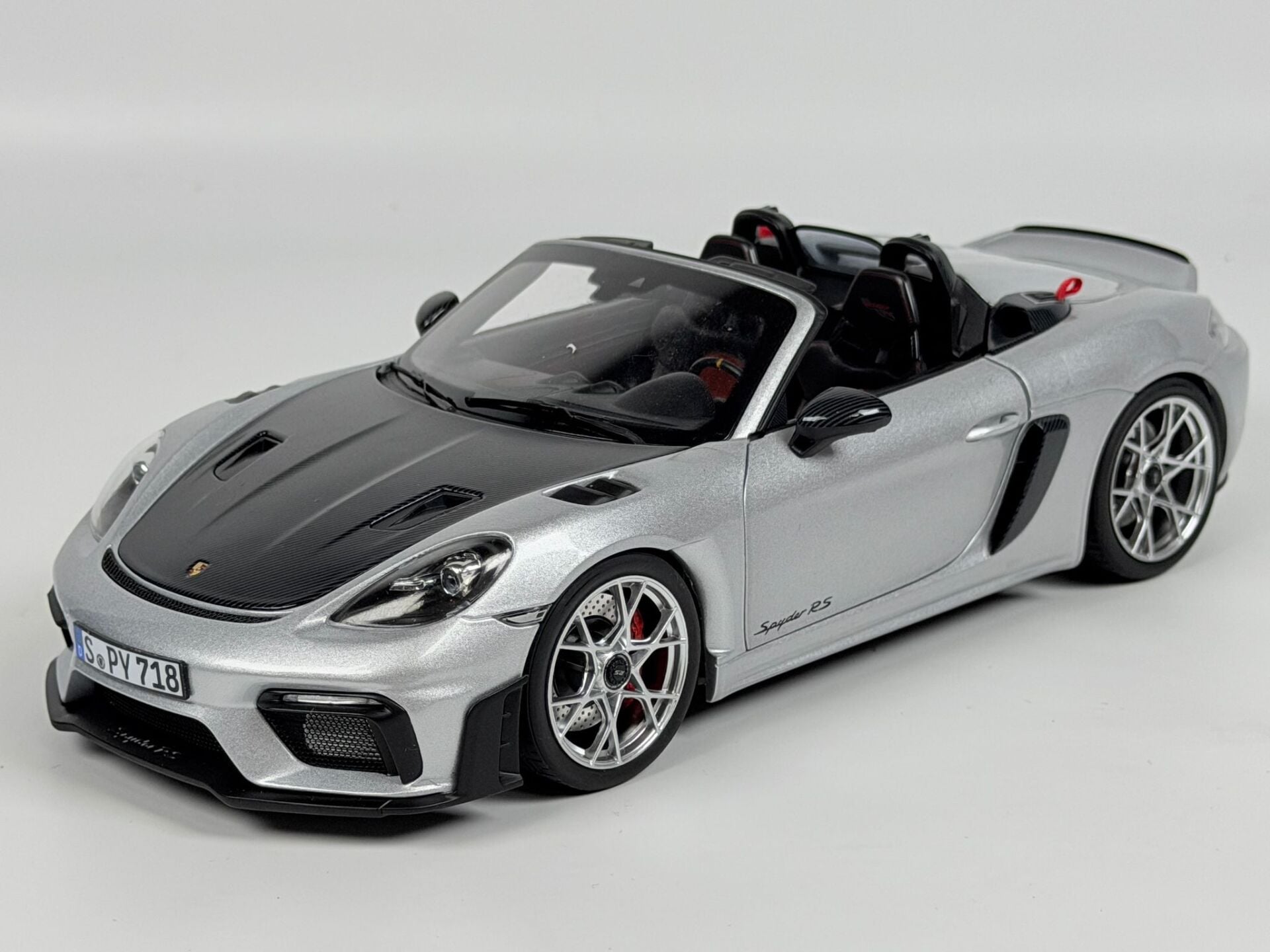 KUTUSUZ - 1/18 NOREV Porsche 718 Spyder RS 2023 Weissach Package GT Silver Metallic - 187270